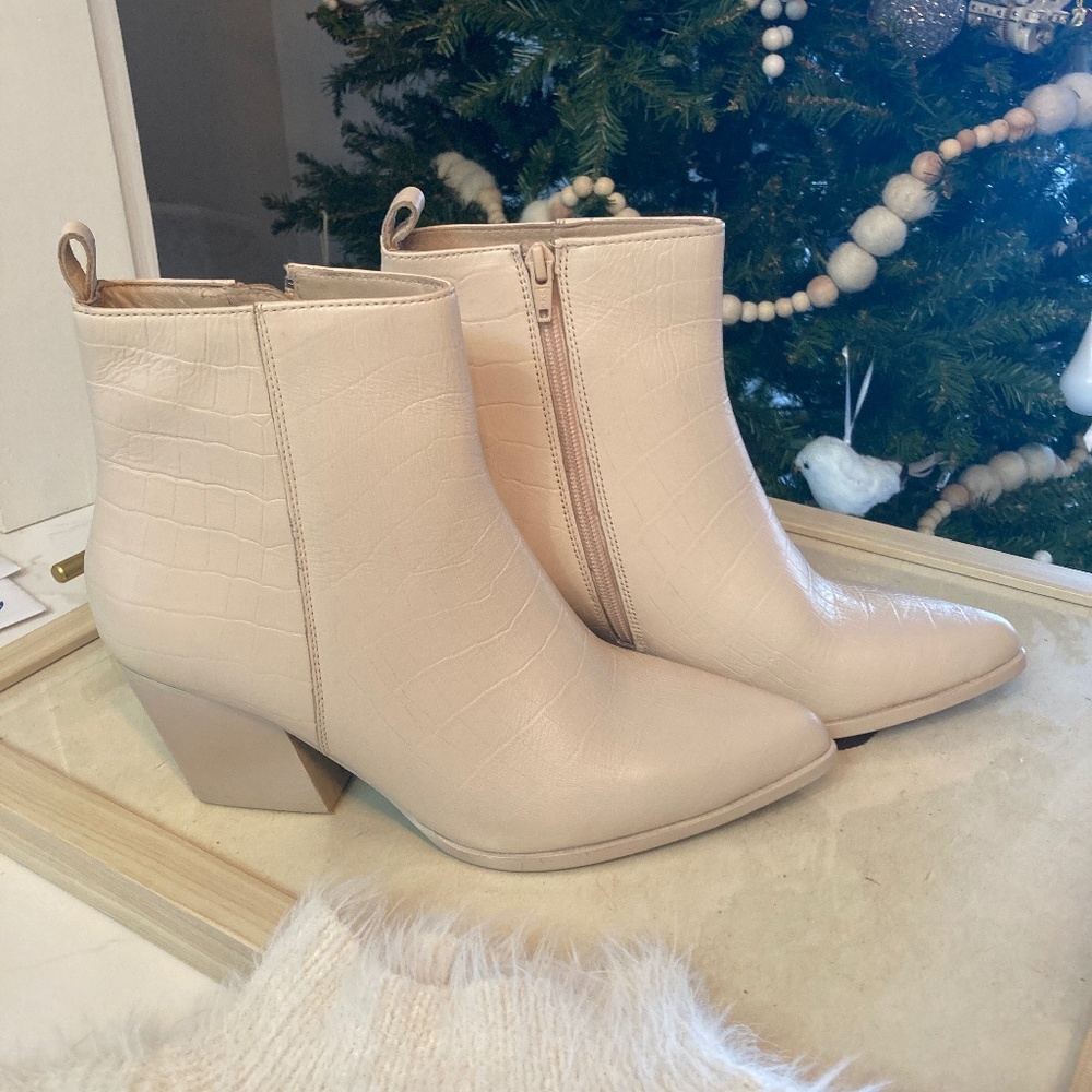 Seychelles 9.5 women’s cream boot with Jessica Simpson vest top (L)